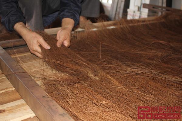 宫派全山棕床垫精选枝干壮硕的“森林珍宝”山棕树片,并从中提取纤维粗长、韧性极佳的植物山棕纤维 宫派全山棕床垫精选枝干壮硕的“森林珍宝”山棕树片,并从中提取纤维粗长、韧性极佳的植物山棕纤维