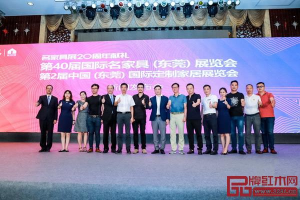 参会领导嘉宾合影留念 参会领导嘉宾合影留念