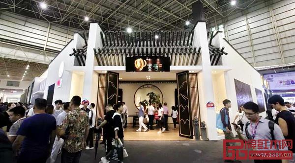 第40届东莞名家具展上的国寿•墨荷门面 第40届东莞名家具展上的国寿•墨荷门面
