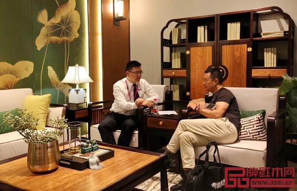 国寿红木区域经理与墨荷品牌合作商洽谈 国寿红木区域经理与墨荷品牌合作商洽谈