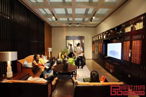 墨荷展厅内参观人群络绎不绝