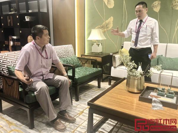 全联艺术红木家具专业委员会专家顾问、明清家具研究学者张辉(左)与国寿红木区域经理交流墨荷产品设计 全联艺术红木家具专业委员会专家顾问、明清家具研究学者张辉(左)与国寿红木区域经理交流墨荷产品设计
