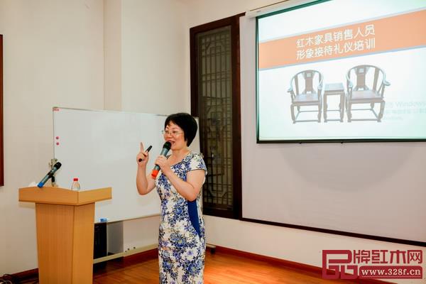 2、义乌工商学院副教授、高级礼仪文化培训师钱志芳作了职业化和礼仪化讲座 2、义乌工商学院副教授、高级礼仪文化培训师钱志芳作了职业化和礼仪化讲座