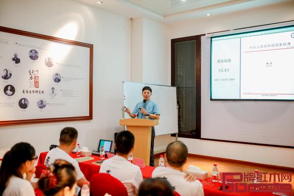 3、南京林业大学教授、博士,硕士研究生导师徐魁梧讲解红木木材方面知识 3、南京林业大学教授、博士,硕士研究生导师徐魁梧讲解红木木材方面知识