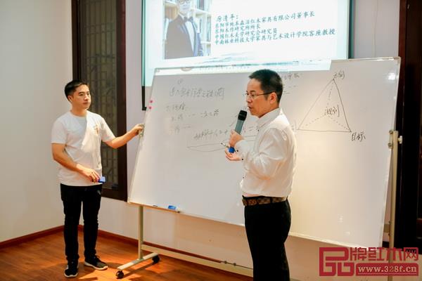 6、东阳木作研究所所长、中南林业科技大学家具与设计学院客座教授、纯本森活董事长厉清平从纯本森活企业文化、品牌故事及发展愿景等方面为大家做了深入分享 6、东阳木作研究所所长、中南林业科技大学家具与设计学院客座教授、纯本森活董事长厉清平从纯本森活企业文化、品牌故事及发展愿景等方面为大家做了深入分享