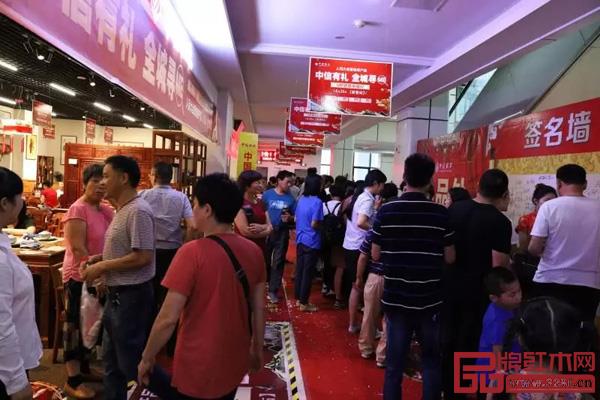 中信红木诸暨店现场汇聚众多顾客