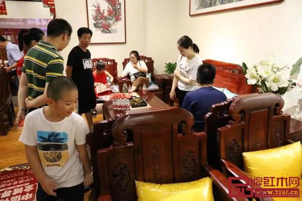 中信红木诸暨店现场汇聚众多顾客