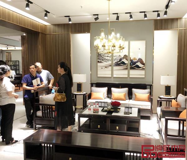 “檀一”新中式苏州品牌专卖店正式营业后,备受广大经销商关注 “檀一”新中式苏州品牌专卖店正式营业后,备受广大经销商关注