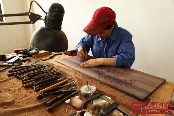 晟宝·檀一工匠们有着精湛的技艺,并从事红木家具行业三十多年 晟宝·檀一工匠们有着精湛的技艺,并从事红木家具行业三十多年