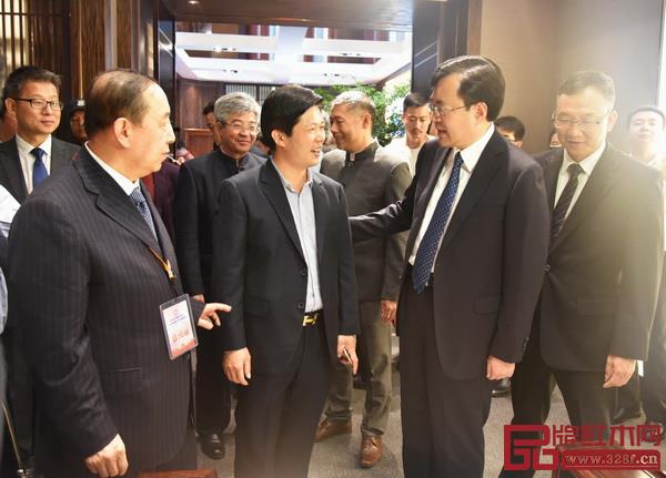 2018中山红博会上，东成红木·文宋受到政府领导、行业专家一致称赞