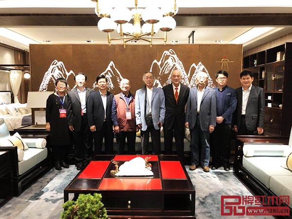  2018中山红博会上，东成红木·文宋受到政府领导、行业专家一致称赞