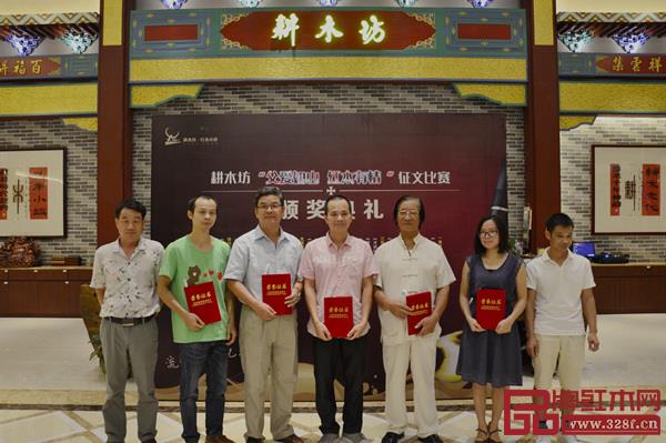 中山市报告文学学会副主编蔡志宏、黄柳年,副秘书长李春燕为优秀奖获得者颁奖 中山市报告文学学会副主编蔡志宏、黄柳年,副秘书长李春燕为优秀奖获得者颁奖