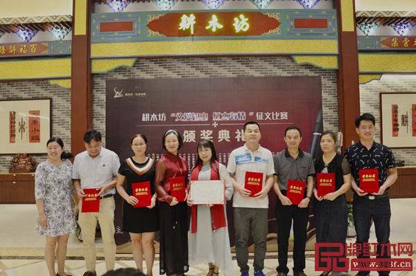 中山市报告文学学会副主席兼秘书长王玉菊为三等奖获得者颁奖 中山市报告文学学会副主席兼秘书长王玉菊为三等奖获得者颁奖