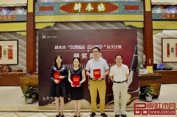 中山市作家协会副主席黄刚为二等奖获得者颁奖 中山市作家协会副主席黄刚为二等奖获得者颁奖