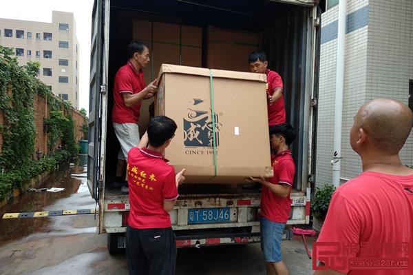 志成红木“耕梨”新中式《七碗茶台》被细心地打包装运，启程天津