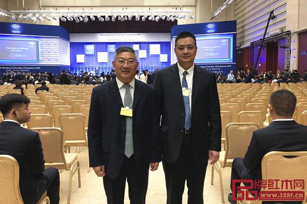 志成红木董事长李正伦（右）和志成红木总经理汤朝阳（左）在2018天津夏季达沃斯论坛主会场‍