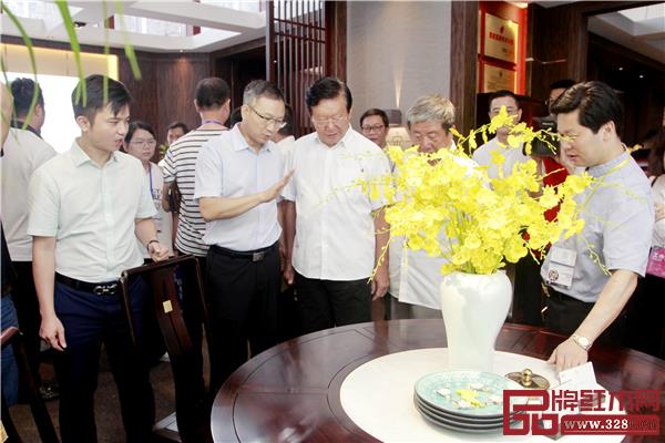 领导嘉宾参观各参展企业展厅