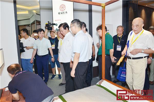 领导嘉宾参观各参展企业展厅