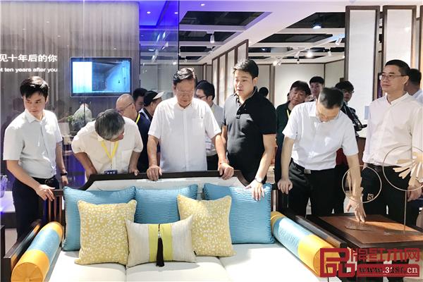 领导嘉宾参观各参展企业展厅