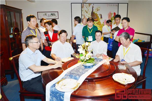 领导嘉宾参观各参展企业展厅 领导嘉宾参观各参展企业展厅