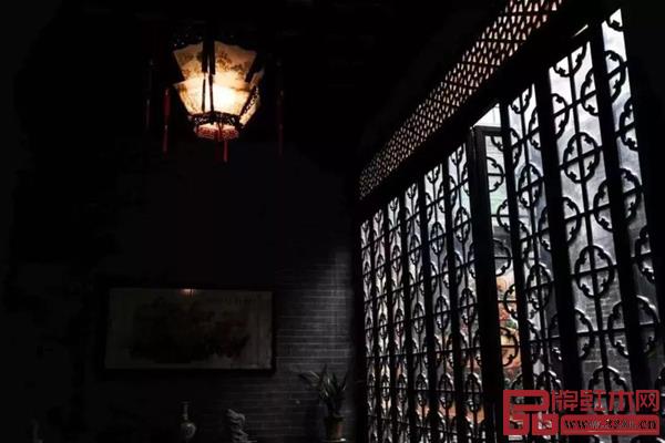 用心雕琢的红木宫灯与余荫山房古朴典雅的建筑风格相映成趣 用心雕琢的红木宫灯与余荫山房古朴典雅的建筑风格相映成趣