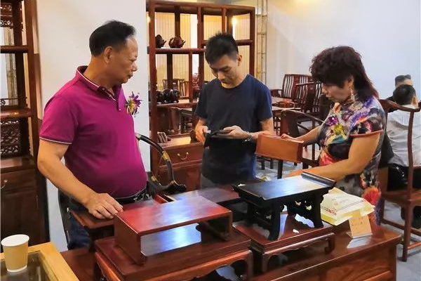 大湾区深圳齐“露脸” 台山大江红木家具展精彩启幕