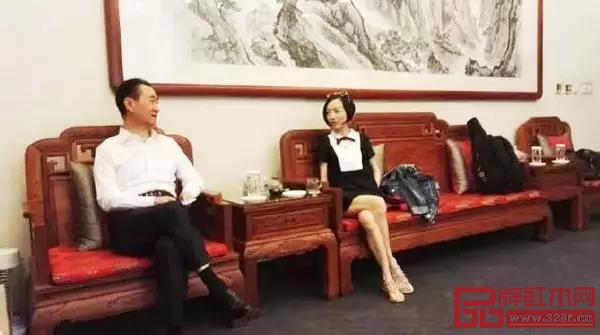 在“王健林直播首秀”中，红木家具同台亮相