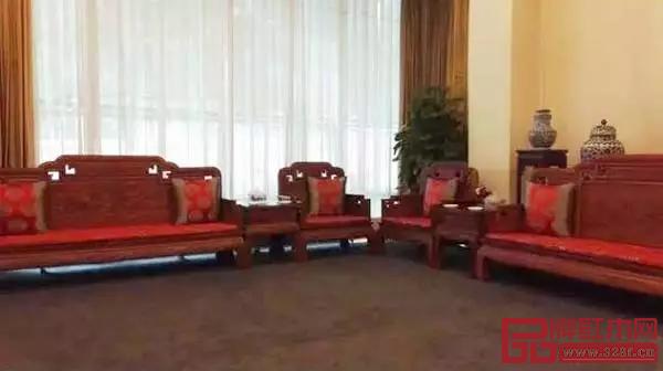 在“王健林直播首秀”中，红木家具同台亮相