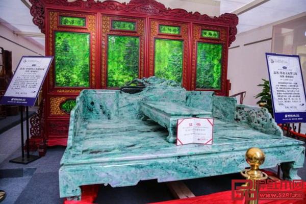  展出的翡翠寒玉罗汉床、翡翠玉屏风