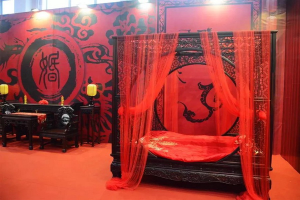 第八届佛山红木家具博览会还原传统婚俗场景 中式文化受热捧