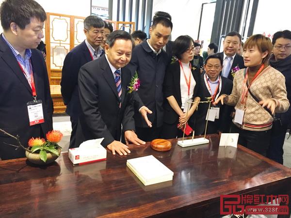 一众领导嘉宾参观各产区