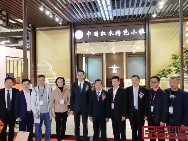 一众领导嘉宾参观大涌、东阳、石碁等红木产业集群和红木特色小镇展馆 一众领导嘉宾参观大涌、东阳、石碁等红木产业集群和红木特色小镇展馆