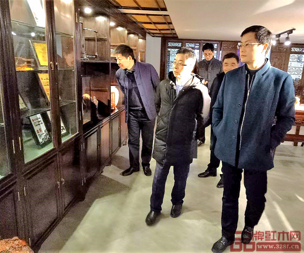 中青旅联合董事长卢丹、如东县人民政府副县长徐东俊、如东县文广新局局长张杰、江苏东和投资集团有限公司董事长兼总经理朱亚洲及副总经理骆舒洪一行莅临晟宝·檀一参观 中青旅联合董事长卢丹、如东县人民政府副县长徐东俊、如东县文广新局局长张杰、江苏东和投资集团有限公司董事长兼总经理朱亚洲及副总经理骆舒洪一行莅临晟宝·檀一参观