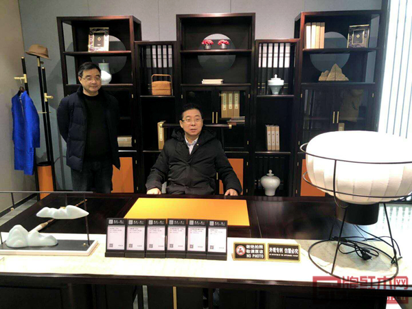 中青旅联合董事长卢丹体验檀一文心书椅 中青旅联合董事长卢丹体验檀一文心书椅