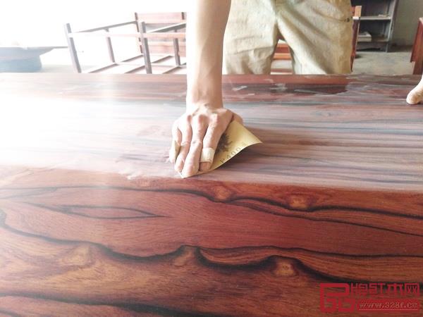 纯手工打磨，匠人用800目砂纸将家具触感打磨的更加细腻
