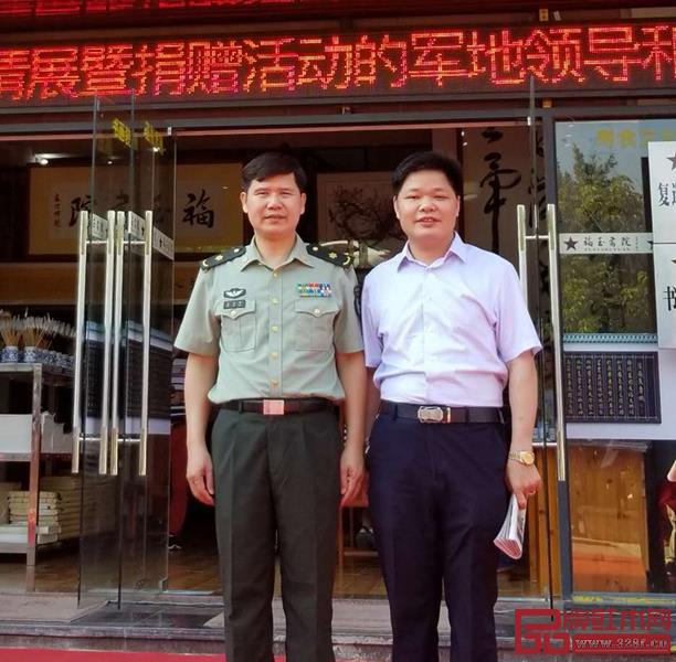 中国书法家协会理事丘仕坤(左)与伟明轩红木董事长张石乃(右)合影留念 中国书法家协会理事丘仕坤(左)与伟明轩红木董事长张石乃(右)合影留念