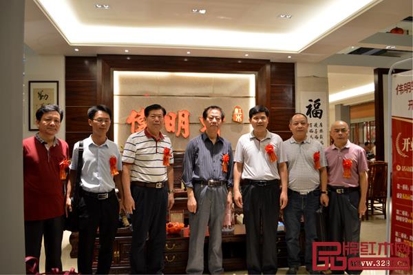 中国书法家协会理事丘仕坤(右三)出席伟明轩红木五华店开业仪式 中国书法家协会理事丘仕坤(右三)出席伟明轩红木五华店开业仪式
