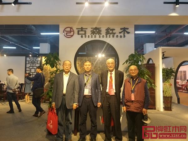 中国红木家具技术专家曹新民（左一）,上海市家具研究所副所长许美琪(右二）,中国高等教育家具设计专业创始人胡景初（右一）与古森红木董事长吴飞阳（左二）合影
