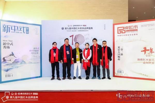 古雨轩董事长张大国(左)和东阳市红木家具行业协会青年企业家们合影 古雨轩董事长张大国(左)和东阳市红木家具行业协会青年企业家们合影