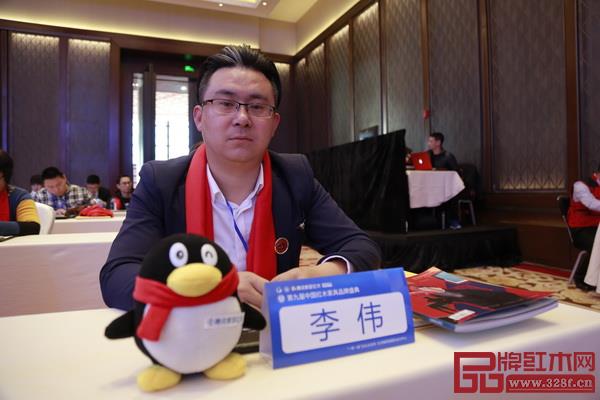 乾珑堂红木 营销经理李伟在第九届中国红木家具品牌盛典现场 乾珑堂红木 营销经理李伟在第九届中国红木家具品牌盛典现场
