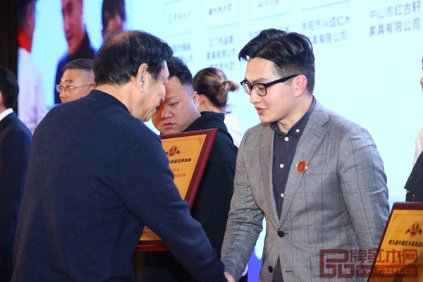 雅仕轩荣获“2018红木家具十大受欢迎品牌”，总经理陈集兴上台接受全联艺术红木家具专业委员会会长宋建文授牌