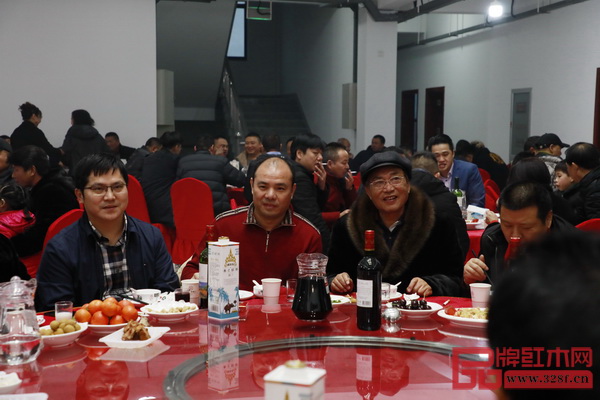 浙江省东阳经济开发区纪工委书记陆耿晖(左一),东阳大地城市场管理有限公司董事长蒋桢全(左二)与亚太地区手工艺大师、中国工艺美术大师冯文土(左三)列席参宴 浙江省东阳经济开发区纪工委书记陆耿晖(左一),东阳大地城市场管理有限公司董事长蒋桢全(左二)与亚太地区手工艺大师、中国工艺美术大师冯文土(左三)列席参宴