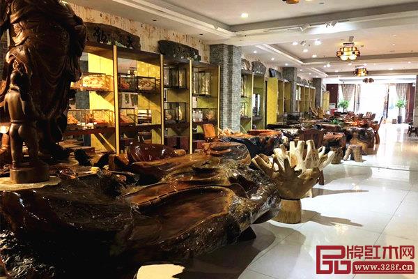 樟宝轩艺术馆中的根雕茶台系列与工艺品展示
