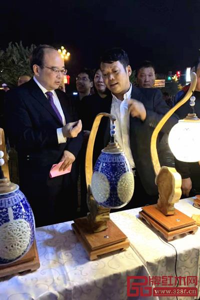 福建省文化和旅游厅厅长吴贤得（左）和刘孝樟交流广丰木雕技艺传承