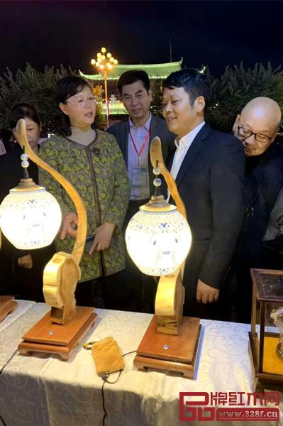 江西省上饶市副市长郑少微（左二）盛赞刘孝樟的木雕技艺
