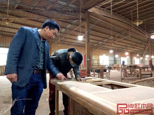 刘师傅,匠王红木·刺猬紫檀打磨主管,15年工匠,家乡:湖南衡阳 刘师傅,匠王红木·刺猬紫檀打磨主管,15年工匠,家乡:湖南衡阳