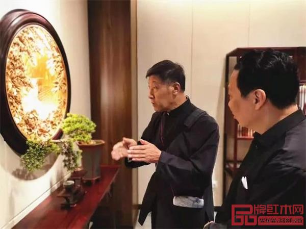 胡德生亲临红宝轩展厅指导,并对明礼系列的创新与制作给予高度评价 胡德生亲临红宝轩展厅指导,并对明礼系列的创新与制作给予高度评价