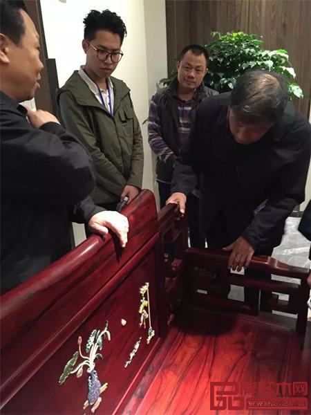 胡德生亲临红宝轩展厅指导,并对明礼系列的创新与制作给予高度评价 胡德生亲临红宝轩展厅指导,并对明礼系列的创新与制作给予高度评价