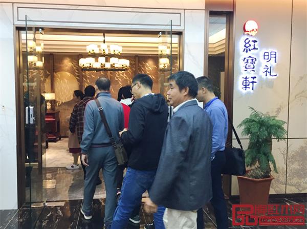 众多经销商前往红宝轩沙溪旗舰店,参观明礼展厅 众多经销商前往红宝轩沙溪旗舰店,参观明礼展厅
