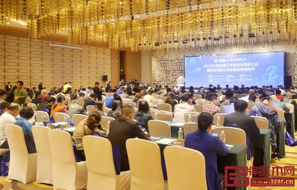 “2019全国品牌红木家具经销商大会暨腾讯家居红木优选品牌团购节”在中山皇冠假日酒店拉开序幕 “2019全国品牌红木家具经销商大会暨腾讯家居红木优选品牌团购节”在中山皇冠假日酒店拉开序幕